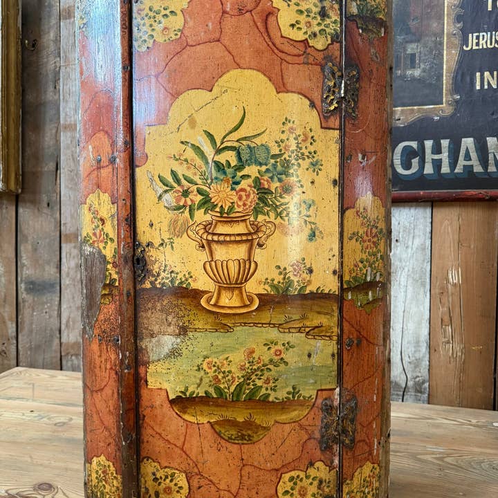 Antiguo armario esquinero holandés pintado con flores para venta al por mayor de belvoir