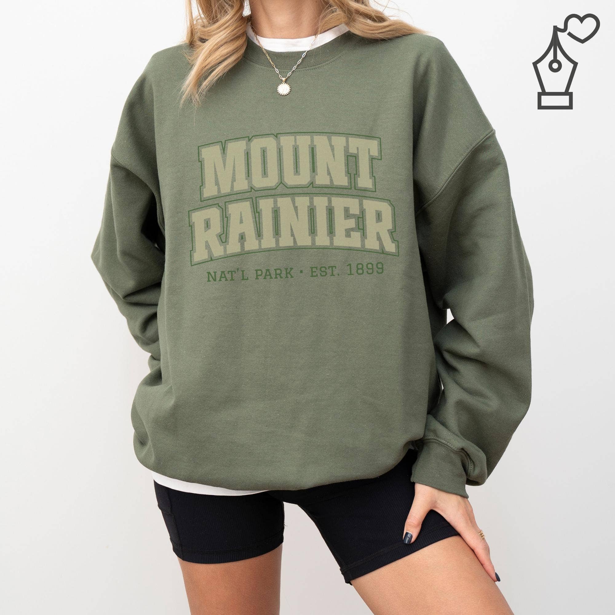 KylieBeth Designs – Großhandel Sweatshirt mit Grafikdruck – Damen – Sweatshirt mit dem Mount Rainier-Nationalpark1