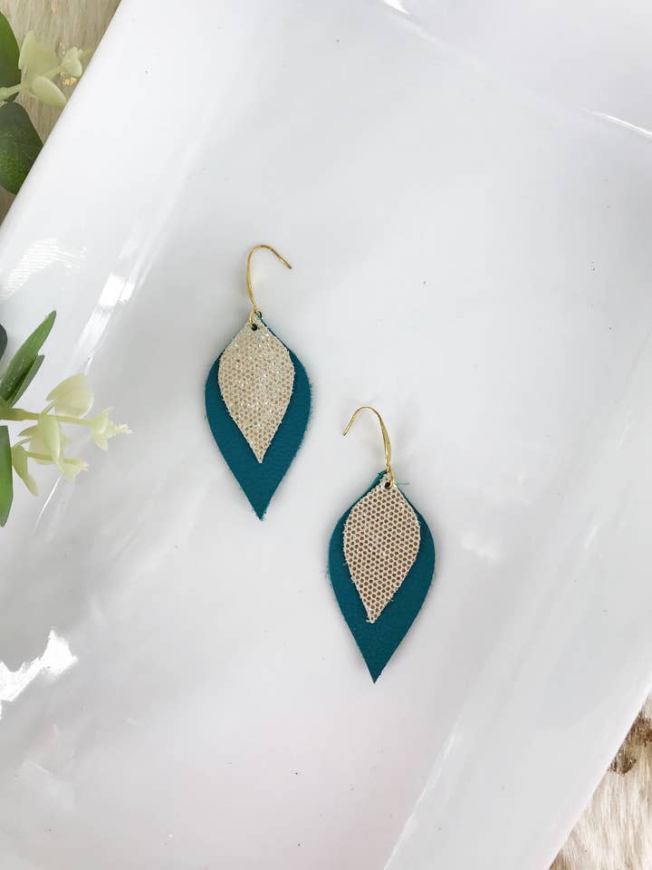 Äkta Läder Örhängen - E19-817 för wholesale av Magnolia & Peach Jewelry Boutique, LLC