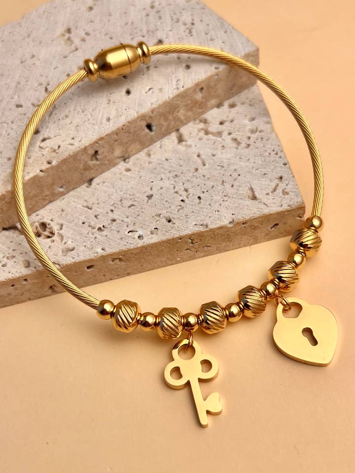 Edelstahl-Armreif mit Schlüssel- und Schlossanhängern für den Großhandel von COSMOS