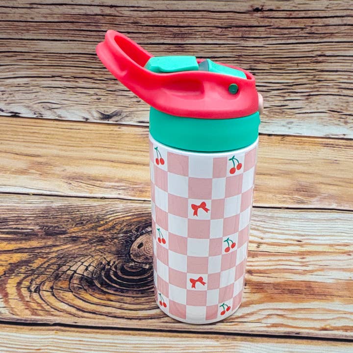 Gobelet isotherme pour enfants à paille avec motif à carreaux, cerises et nœud pour la vente par Sage & Soil