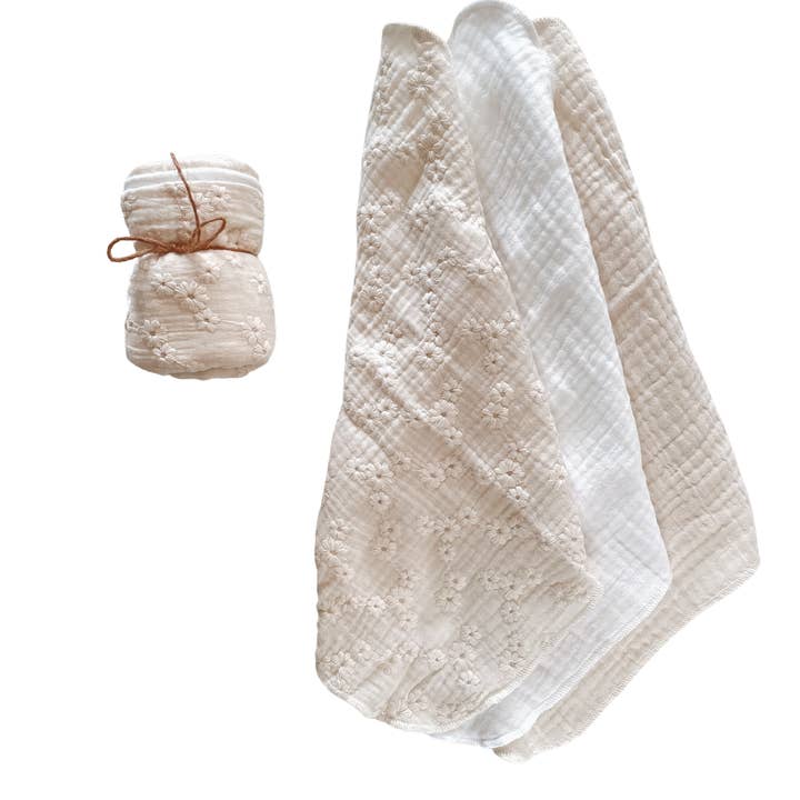 PETITE EvelinaApparel - Wholesale Burp cloth set – Baby - Muslin Burp cloth set / embroidered ecru