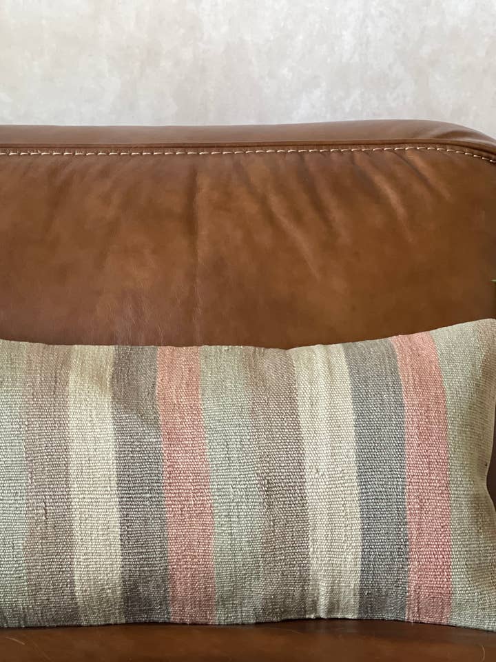 Almohada lumbar Kilim turca neutra | 12 x 24 para venta al por mayor de Vintage Loomz