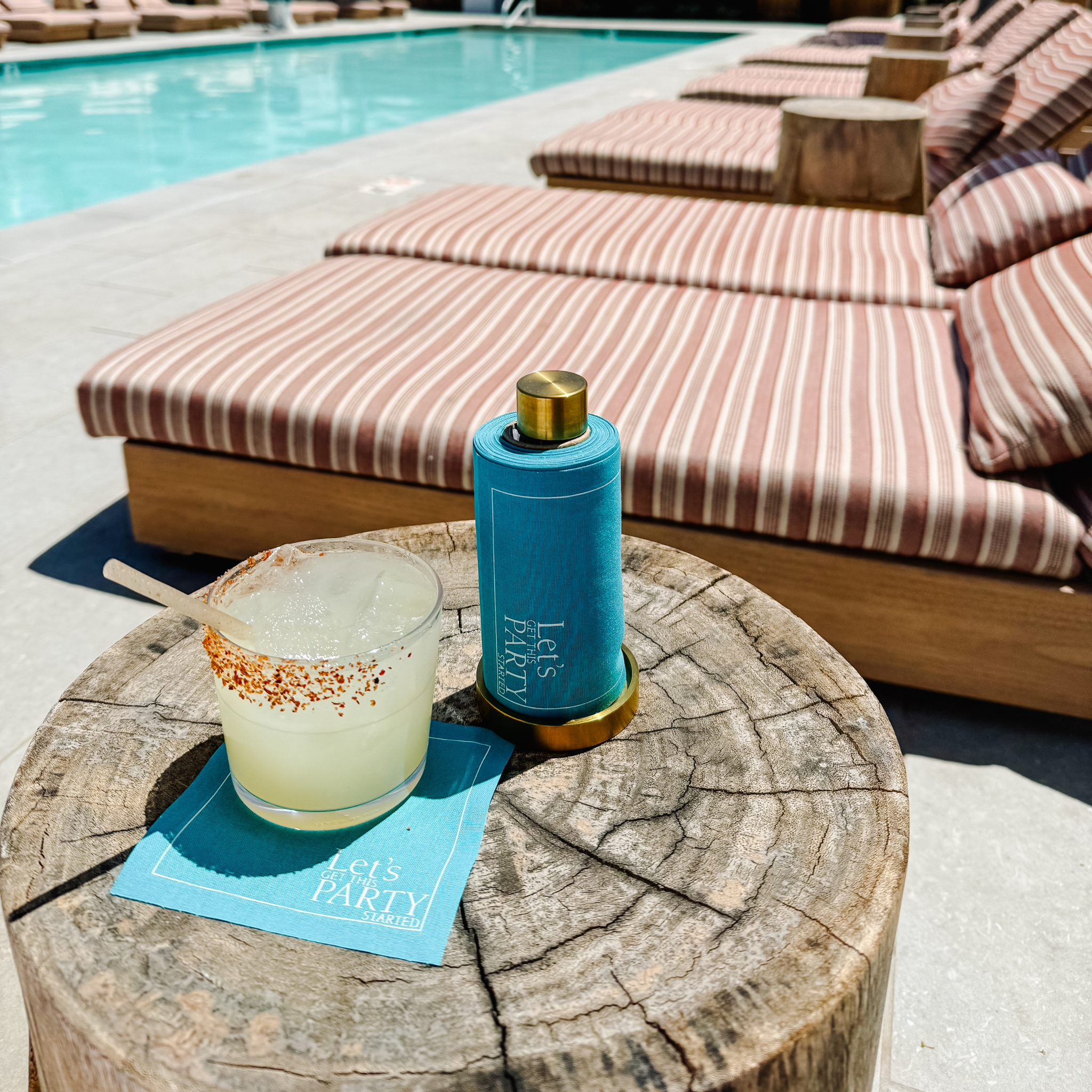 Table Theory (Formerly Toasting with Tara) - Vente Serviettes jetables - Rouleau de Serviettes à Cocktail en Coton : Le Vrai Turquoise (Bleu Électrique)10