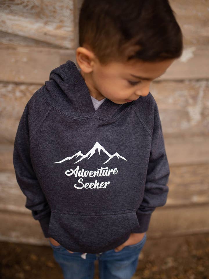 Sweat à capuche bleu marine chiné et blanc Adventure Seeker pour la vente par Outdoorable Apparel