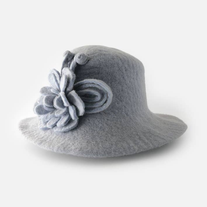 Charmanter Filzhut in Grau mit Blumendesign für den Großhandel von Woollyfelt