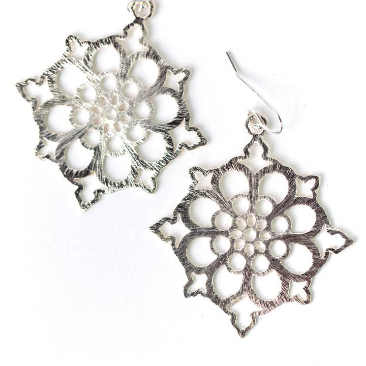 Anne Vaughan Designs Jewelry - Vendita all'ingrosso Orecchini pendenti - Orecchini Mandala Statement in argento spazzolato