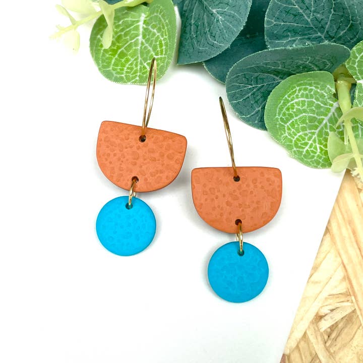 Boucles d'oreilles créoles à blocs de couleur orange brûlé - Argile polymère pour la vente par Kay Jay Clay