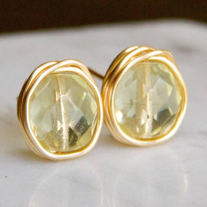 Lucious, orecchini a perno color limone, avvolti in filo d'oro, orecchini in vetro ceco di jonquil giallo per la vendita all'ingrosso da parte di The Jovi Lyne Collection