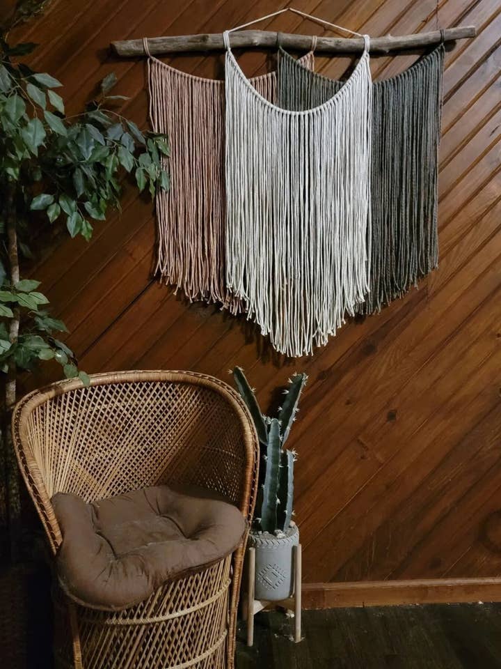 Grande tenture murale en macramé moderne tricolore pour la vente par Knotty Boho Designs