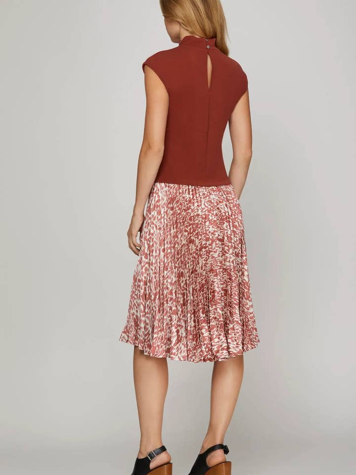 COMBO MIDI CON TOP IN MAGLIA A COLLO ALTO E GONNA MIDI IN RASO STAMPATO A PIEGHE per la vendita all'ingrosso da parte di Stylish Wholesale