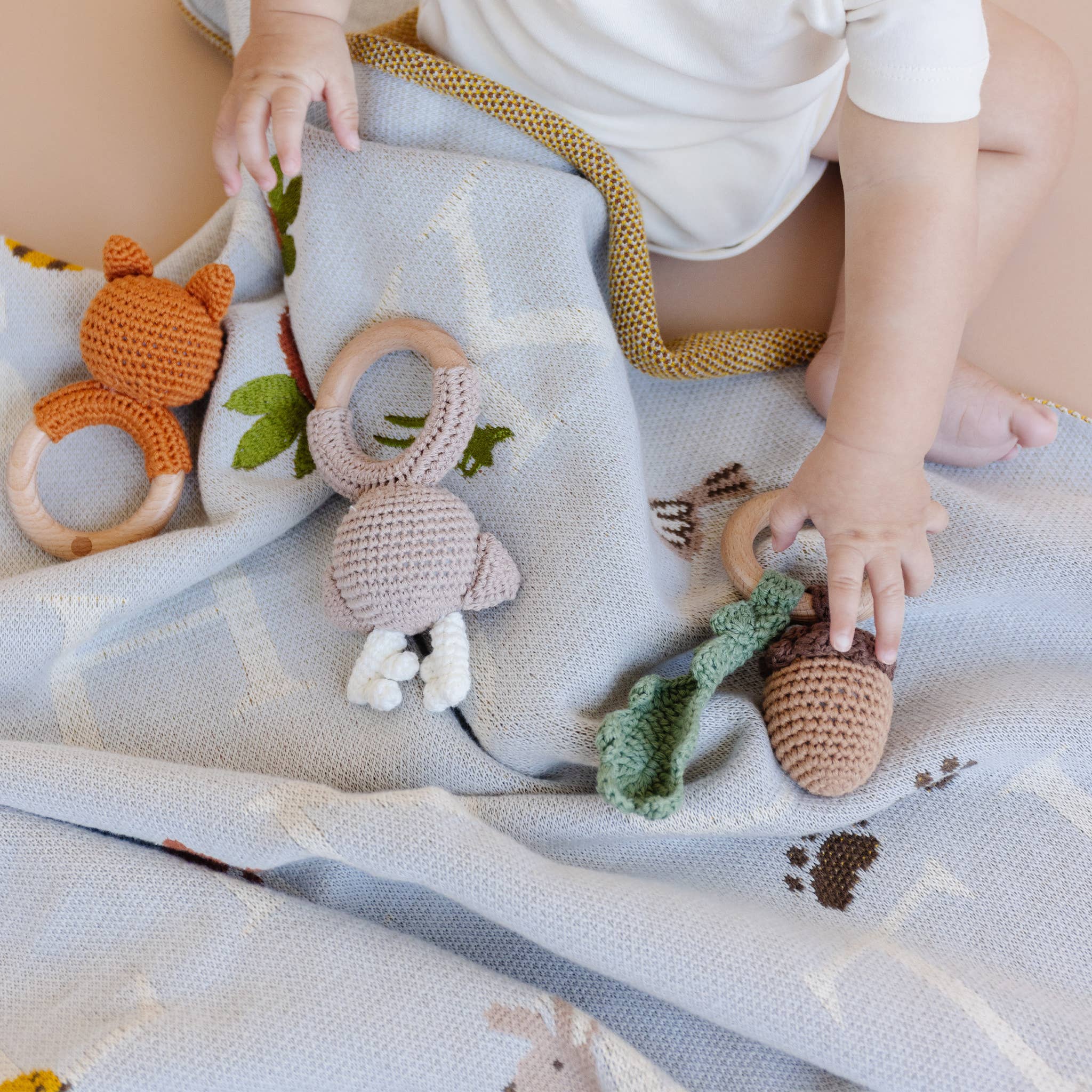 The Blueberry Hill - Vente Anneau de dentition sans clip – bébé - Hochet en coton gland avec anneau en bois pour bébé - Cadeau printemps, été, automne2