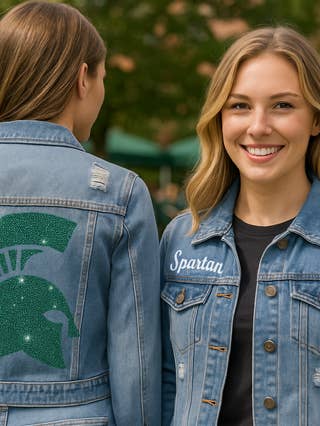Michigan State Spartan Hjälm med Skript Blå Denimjacka för wholesale av Moving Forward Designs
