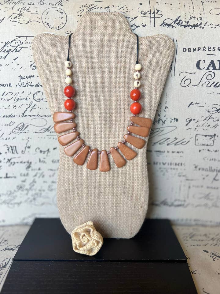 Collar ajustable de declaración marrón Joyería de tagua Moda de otoño 2025 Collares grandes y audaces Arte portátil Collar de cuentas hecho a mano Regalos artísticos para venta al por mayor de Galapagos Tagua