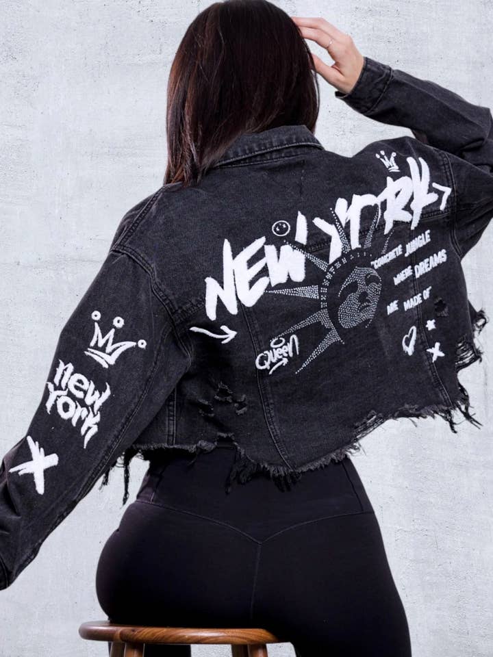 NYC Graffiti Crop Denim Jakke – 3D Fuzzy Patch Bagpå for engroshandel hos Adel Kasza Co