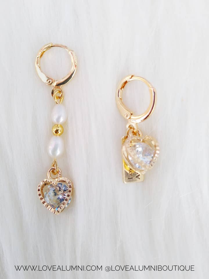 Classy Girl, orecchini in oro 18 carati con vere perle d'acqua dolce per la vendita all'ingrosso da parte di Love Alumni Art & Design