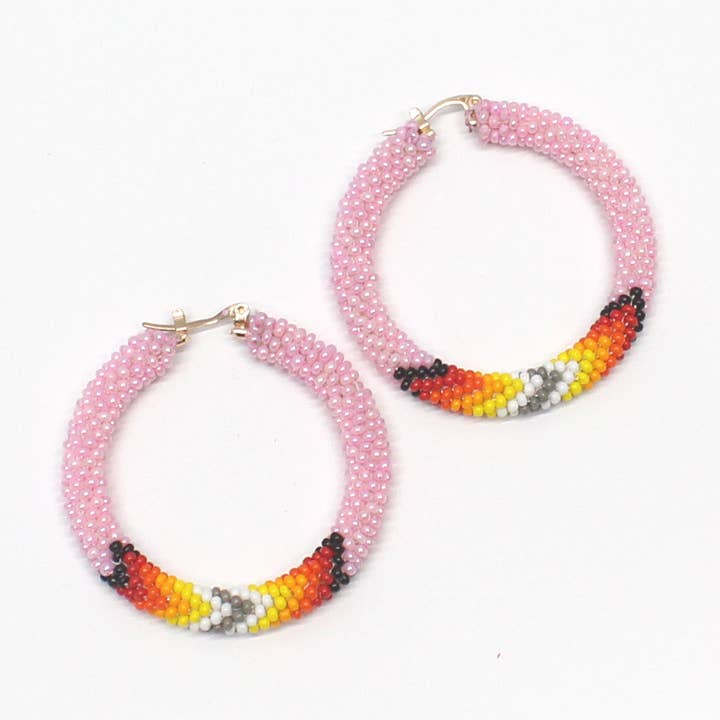 Boucles d'oreilles créoles artisanales multicolores style natif rose 2” pour la vente par BEADS CORNER