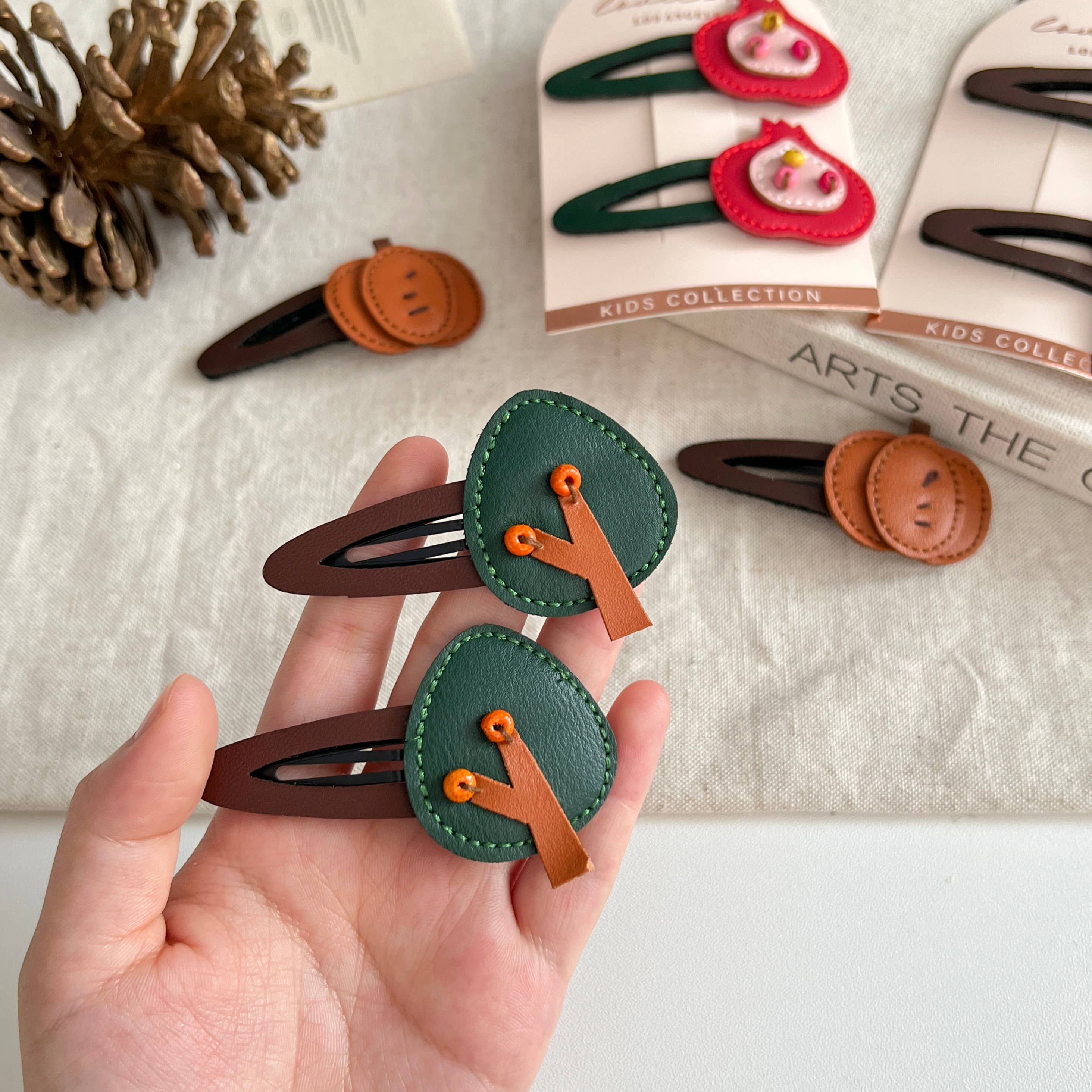 Surtido 2PC Clips para el Cabello de Niños de Imitación de Cuero de Otoño con Calabaza (KUMPKIN) de venta al por mayor en Faire6