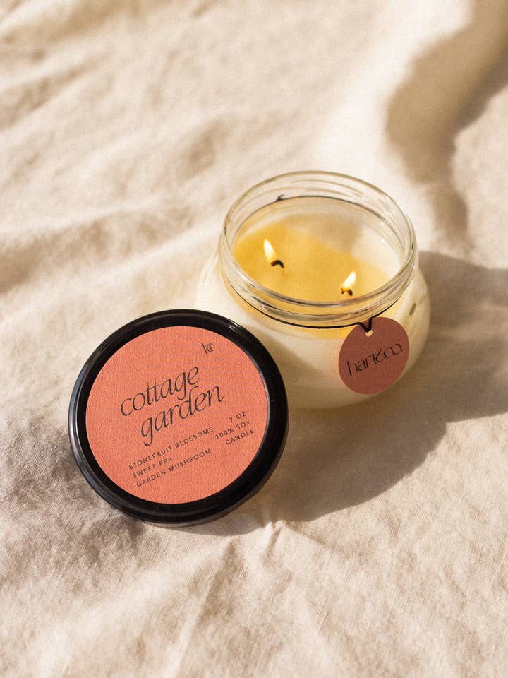 Candela di soia Cottage Garden Double Wick 7oz per la vendita all'ingrosso da parte di Simply Curated