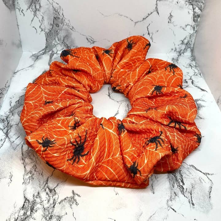 Oranje Spiderweb Bullet Halloween Scrunch voor wholesale door Enchanted Scrunch