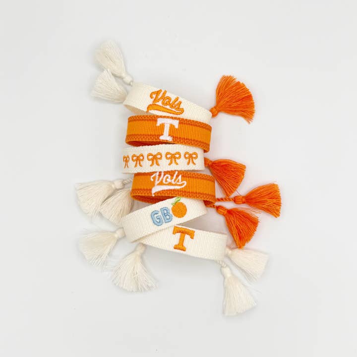 Peggy Falkenberg Designs - Venta al por mayor Pulseras tejidas/trenzadas - Brazalete con borlas naranjas Bows in Tennessee1