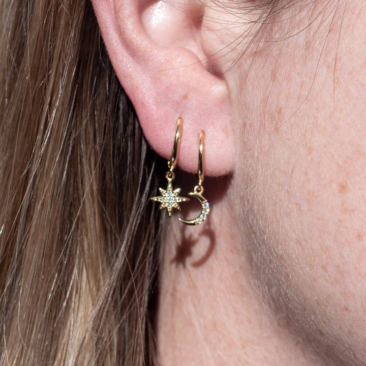 18 k guld Vermeil Huggie øreringe med dinglende sol og månen for engroshandel hos Brink and Forbes