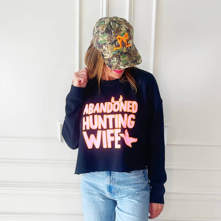 Poppy & Pine - Wholesale Graphic Sweatshirt - Women's - Abandoned Hunting Wife Cropped Sweatshirt