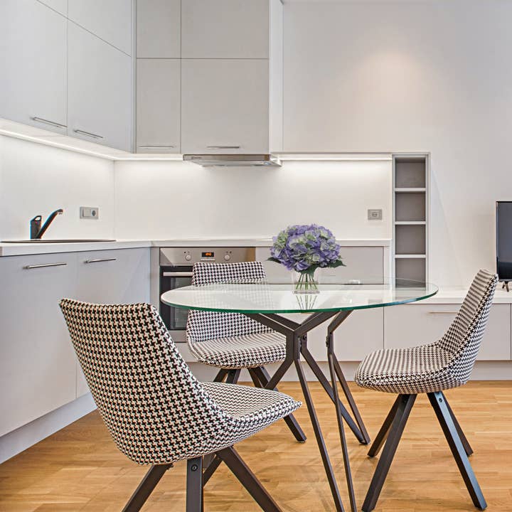 Larksilk – wholesale Artificial flowers – Perry Winkle Hydrangea Flowers In Glass Vase With Water Look5