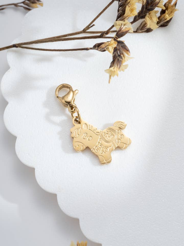Golden floral horse charm in stainless steel, decorative engraving for wholesale by COSMOS