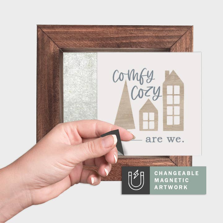 Inserto Decorativo Magnético de Temporada para Letrero Intercambiable (Mini): Cómodos y Acogedores Estamos | Navidad / Invierno | Letrero Magnético en Blanco Se Vende por Separado para venta al por mayor de Simpler Seasons Decor