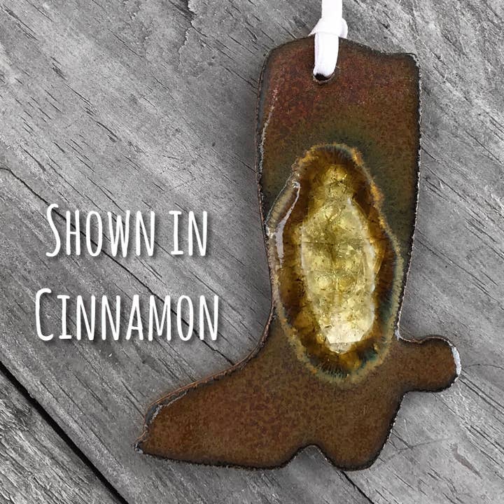 Décoration de botte de cowboy - Décoration géode en céramique faite à la main pour la vente par Dock 6 Pottery