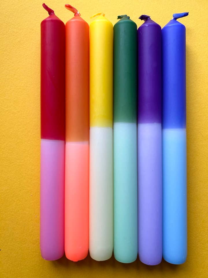 Lot de 6 bougies de dîner Rainbow Block Dip Dye pour la vente par The Colour Emporium