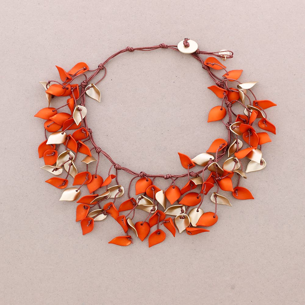 Sonata – Großhandel Halsband/Collier – Lange Halskette mit Blütenblatt-Anhängern aus Kunstharz10