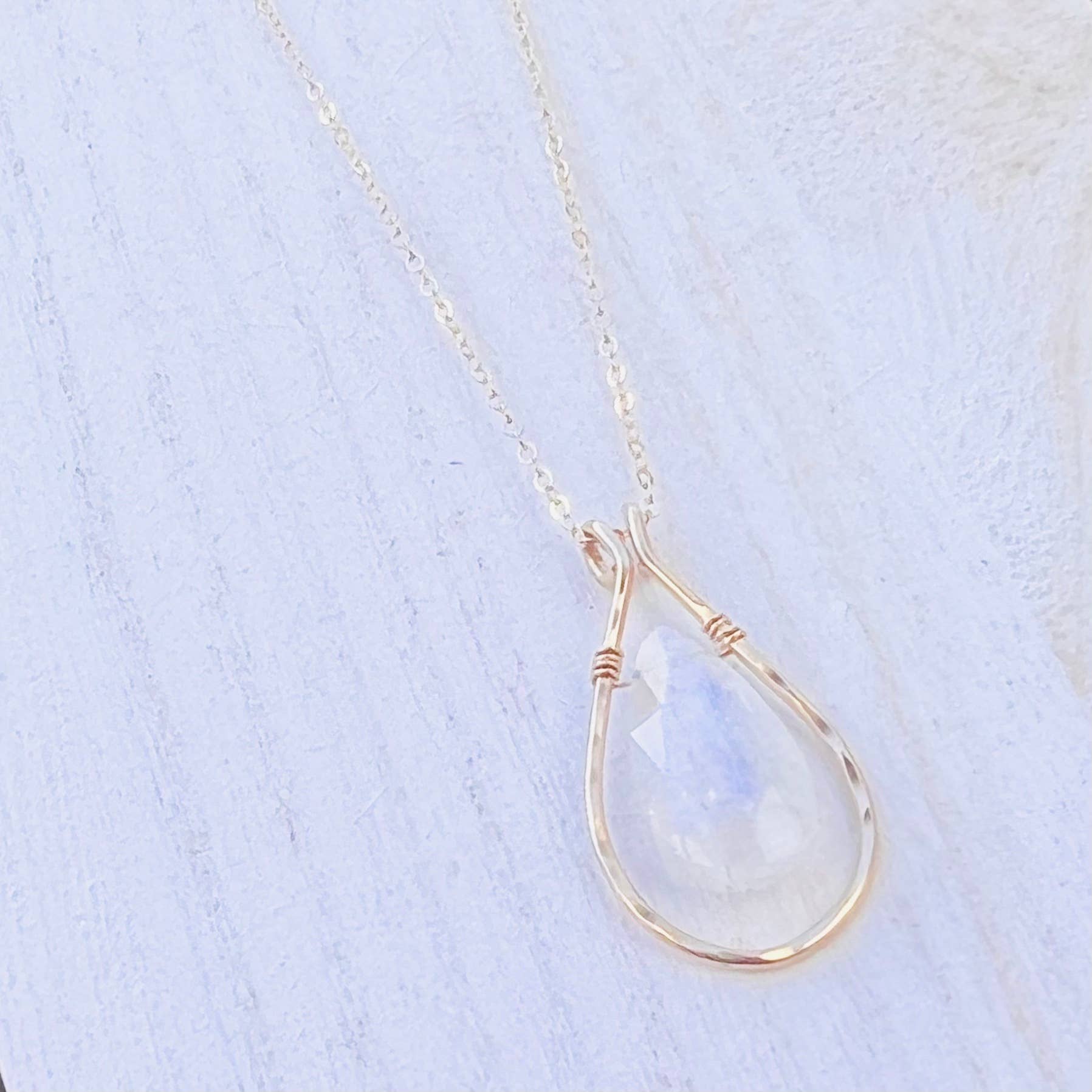 Juniper and Stone – Großhandel Kette mit Anhänger/Charm – Großer Anhänger mit facettiertem Regenbogen-Mondstein und Rahmen1