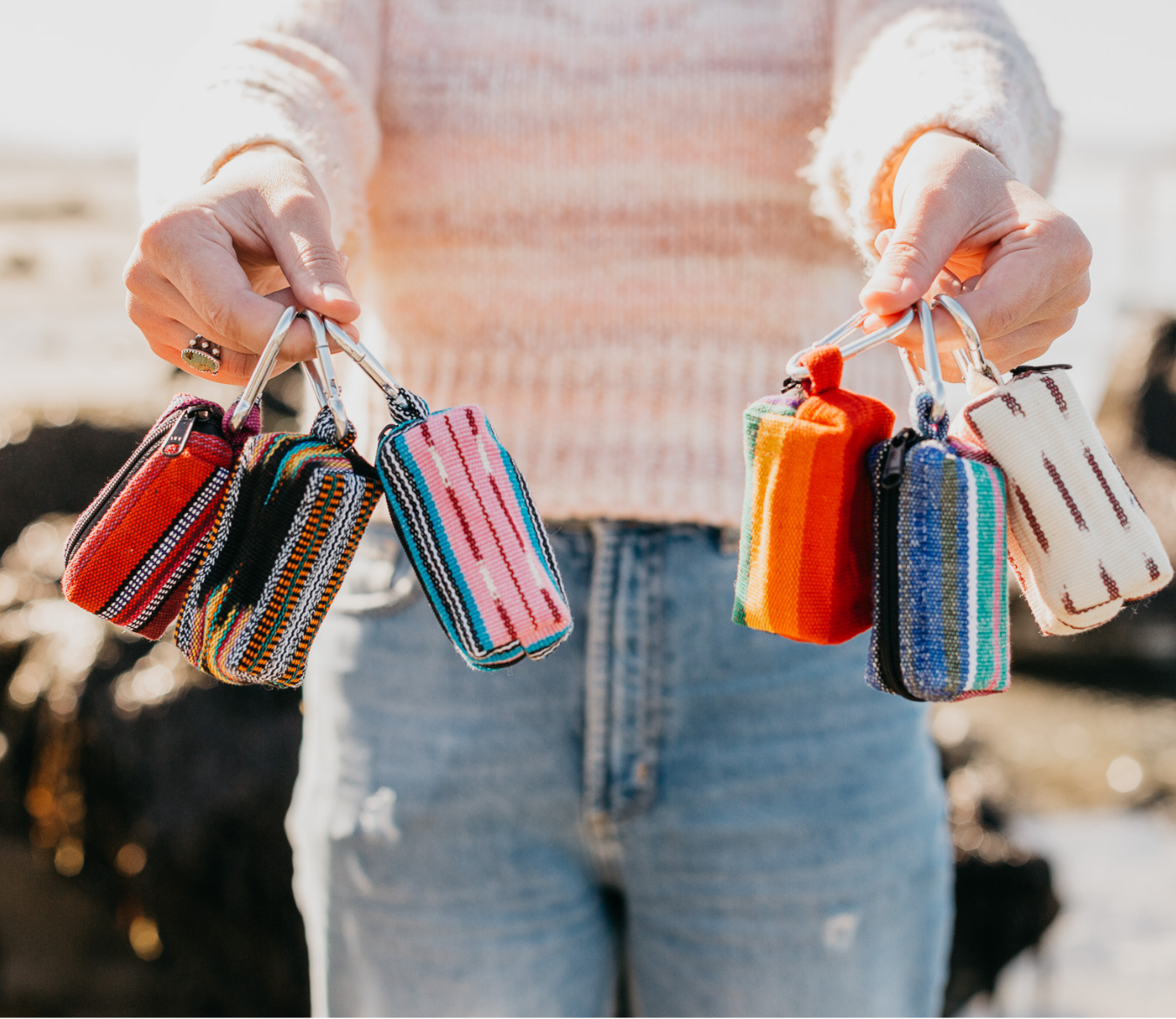 Sam & Nala | intentional style for pets & their people - Vendita all'ingrosso Dispenser di sacchetti per la cacca - Adoralo Amore (arcobaleno) – Porta sacchetti per escrementi di cane fatto a mano4