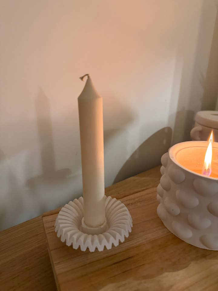 Bougeoir strié Bella fait main en jesmonite pour la vente par My Milky Candle