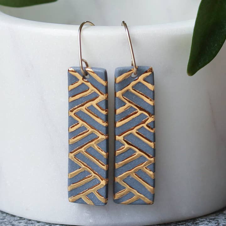 orecchini rettangolari grigi strutturati per la vendita all'ingrosso da parte di Remnant Studios