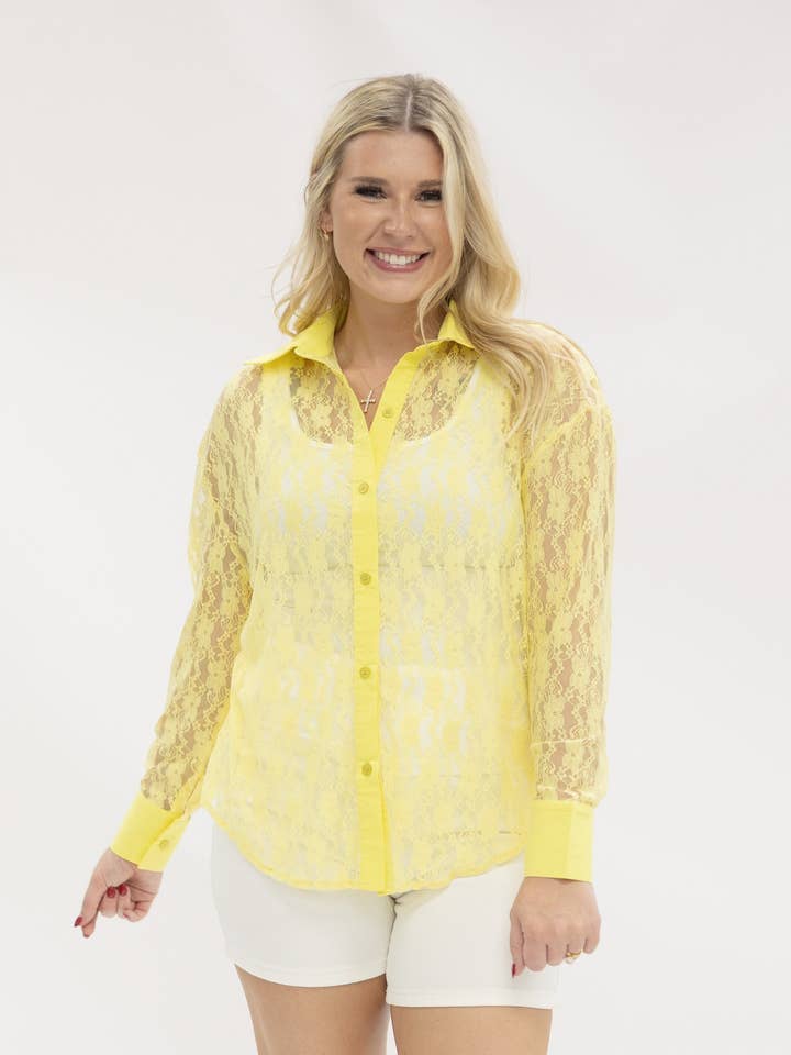 Kathryn Classique Boutonnée, Dentelle Jaune pour la vente par GRACE+EMMA by Southern Grace