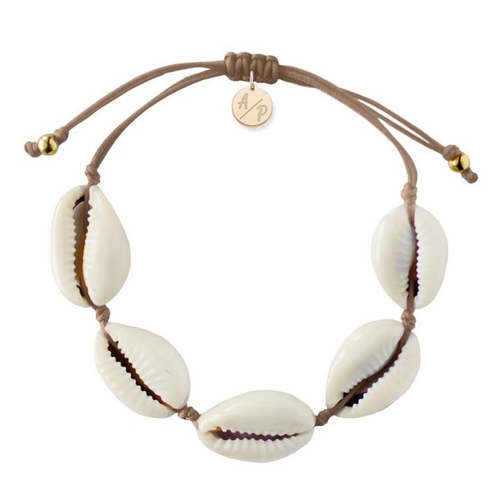 Bracelet ajustable en coquillage naturel - Cappuccino pour la vente par Adriana Pappas Designs