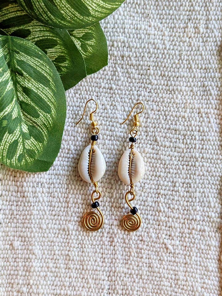 Kaurisnäcka Afrikanska Örhängen Mässingstråd Omslutna för wholesale av Reflektion Design