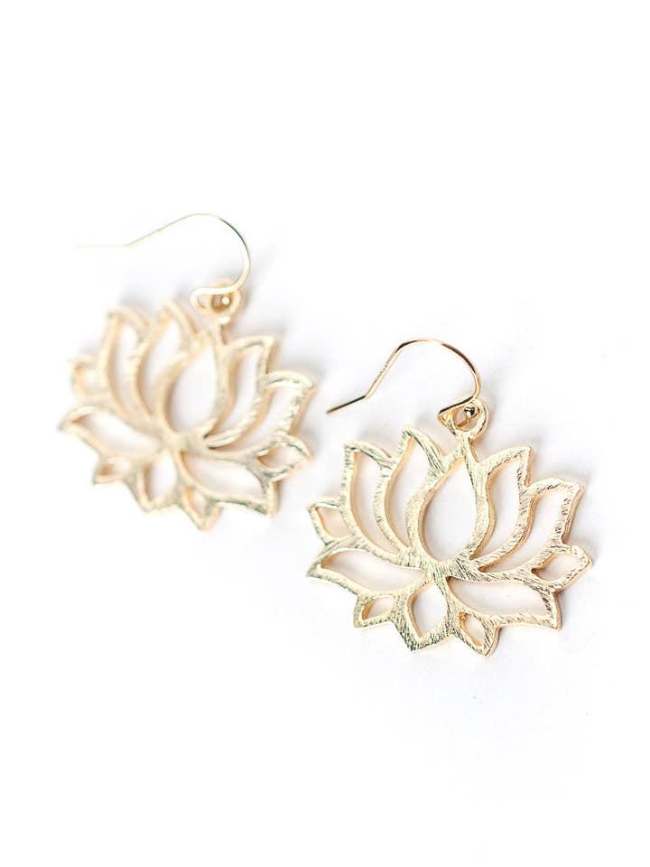 Kleine Lotusblumen-Ohrringe aus gebürstetem Gold für den Großhandel von Anne Vaughan Designs Jewelry