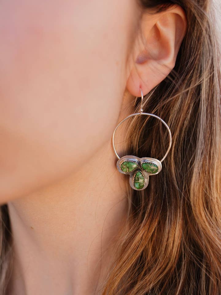 Øreringe med tre sten i klyngeform for engroshandel hos Krush Kandy