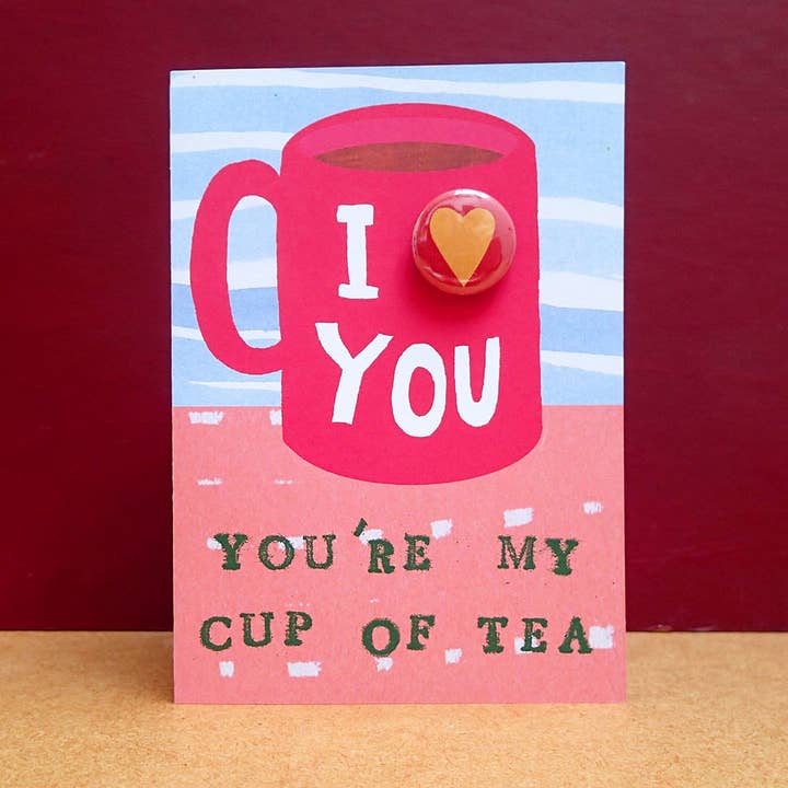 Carte de vœux avec badge - Tasse de thé & Cœur pour la vente par The Black Rabbit