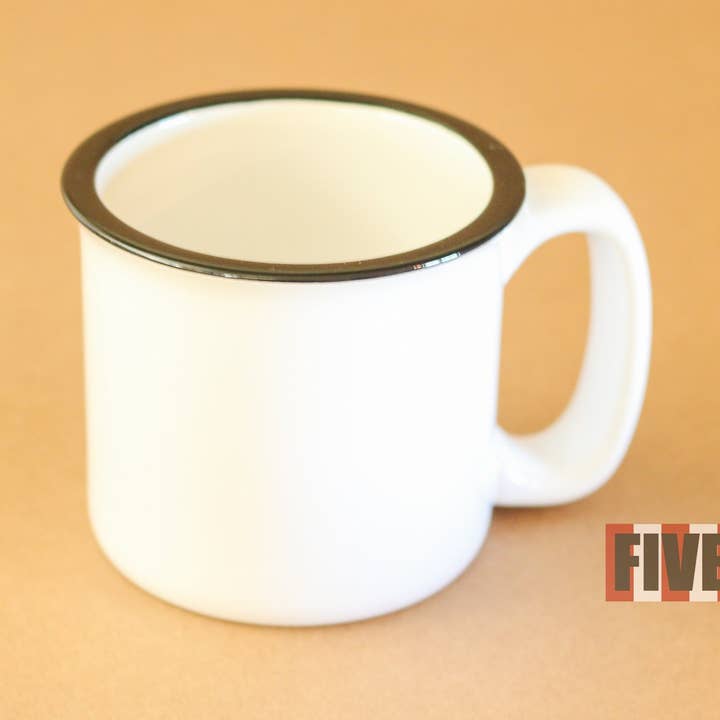 Tasse à café en émail en céramique de 13 oz pour la vente par Five Red Engraving