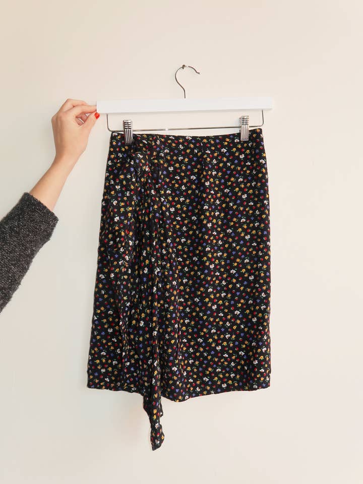 Années 80 | Jupe fraise pour la vente par Elizabeth bay