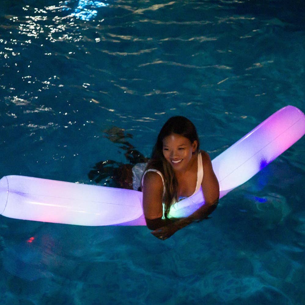PoolCandy - Vendita all'ingrosso Gonfiabili - PoolCandy gigante gonfiabile illuminato a LED per piscina Noodle Pool1