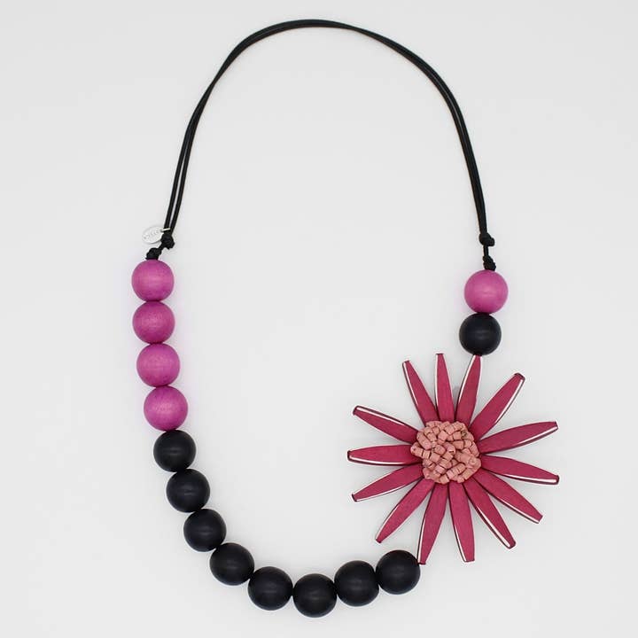Collier tendance en forme de grosse fleur magenta pour la vente par Sylca Designs