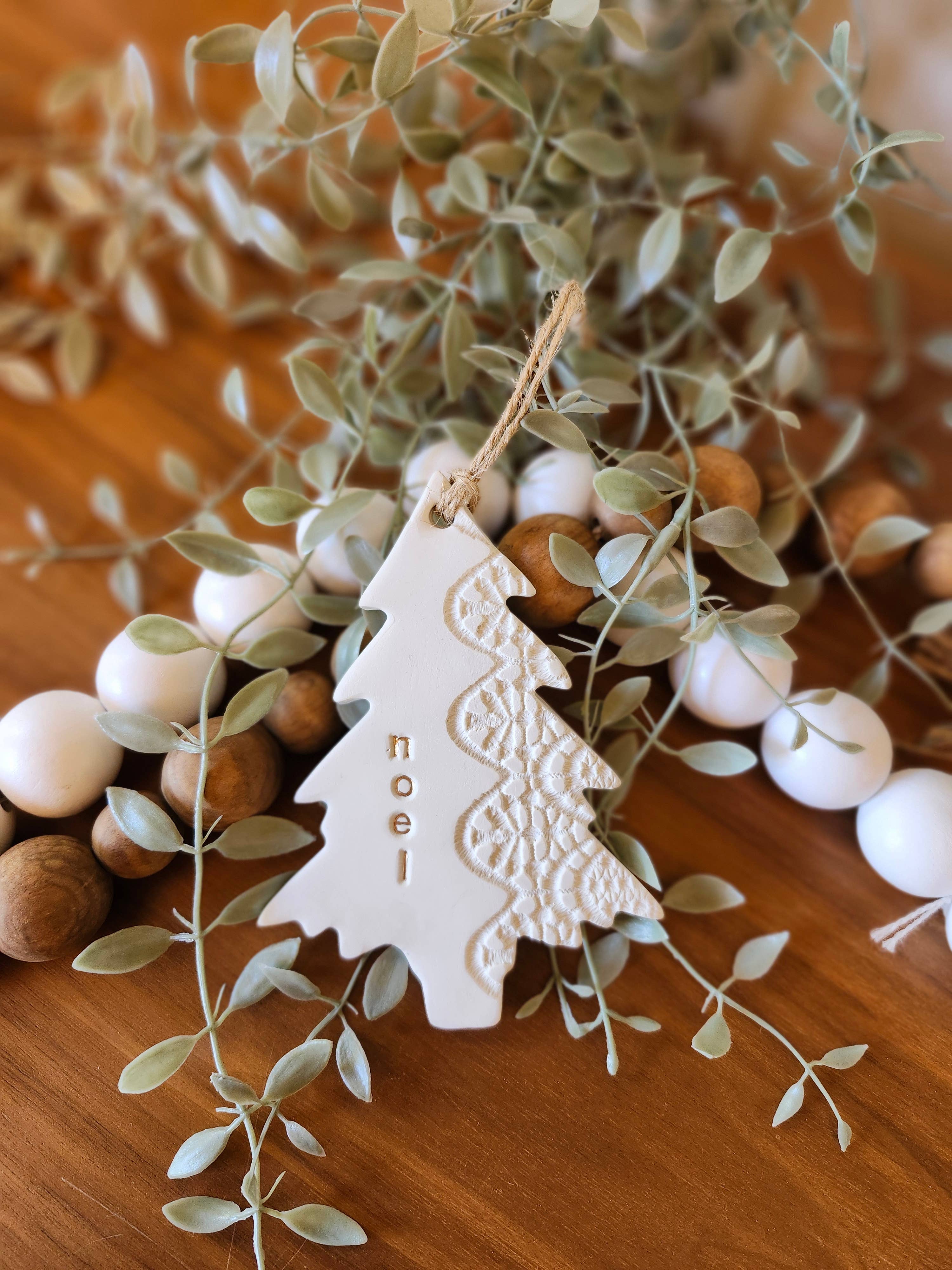 All the Things MN – wholesale Prydnad – Handgjorda julgransprydnader i lera Spetsprydnader med ord3