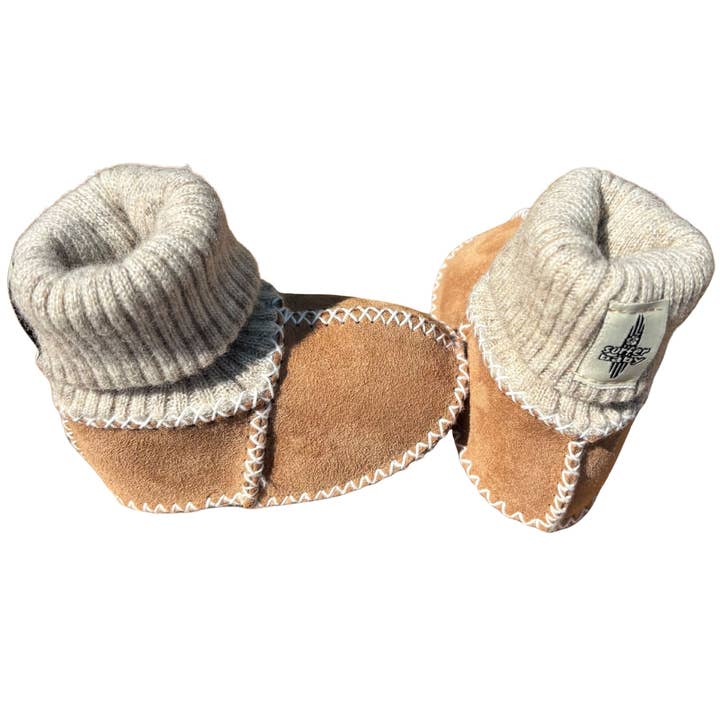 Surfer Baby Gebreide Babyslofjes van Schapenvacht voor wholesale door Better Surf than Sorry / Surfer Baby