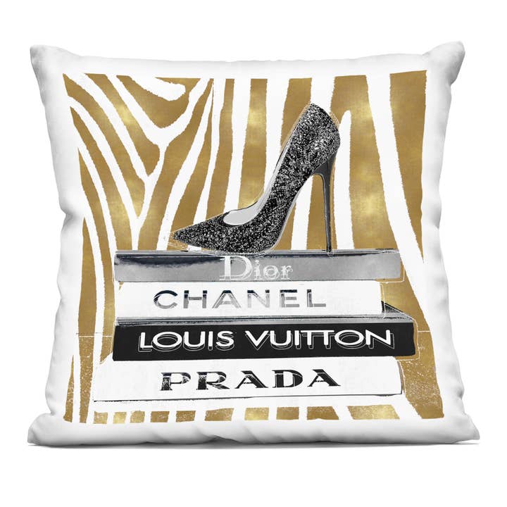 Almofada Impressa com Estampa Glam de Livros de Moda e Saltos Altos por atacado de Stupell Industries
